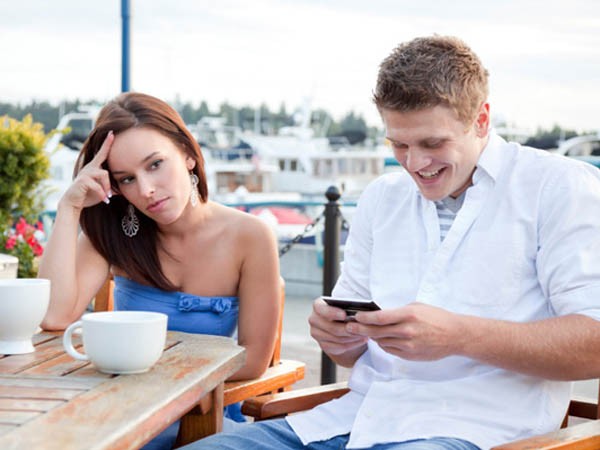 man-texting-while-on-date