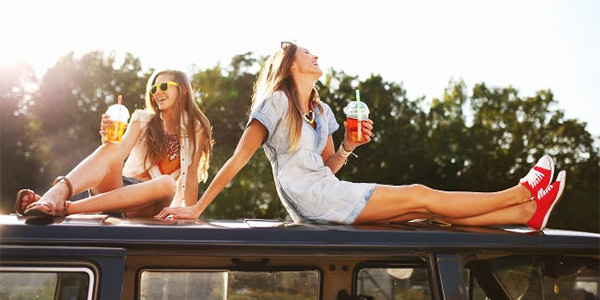 girl-friends-bubble-tea fun outdoors