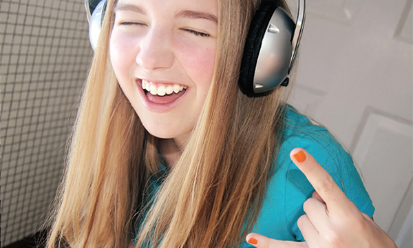 happy-girl-headphones